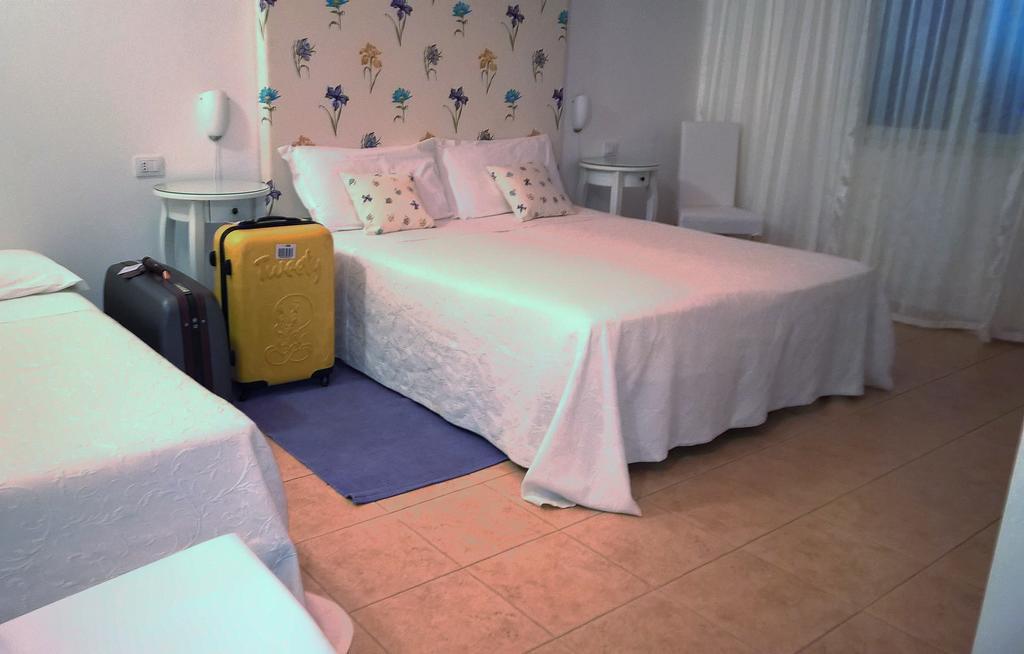 Hôtel La Jacaranda à SantʼAntìoco Extérieur photo